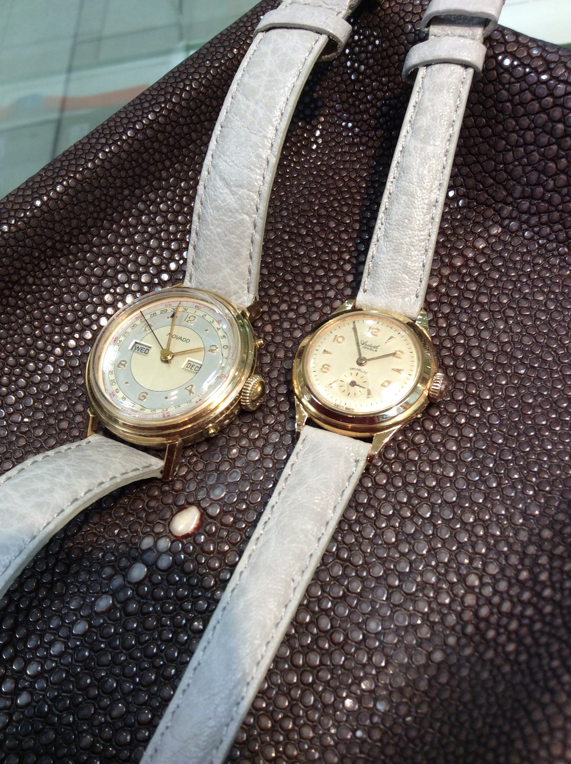 ロシェバッファロー革とアンティーク時計