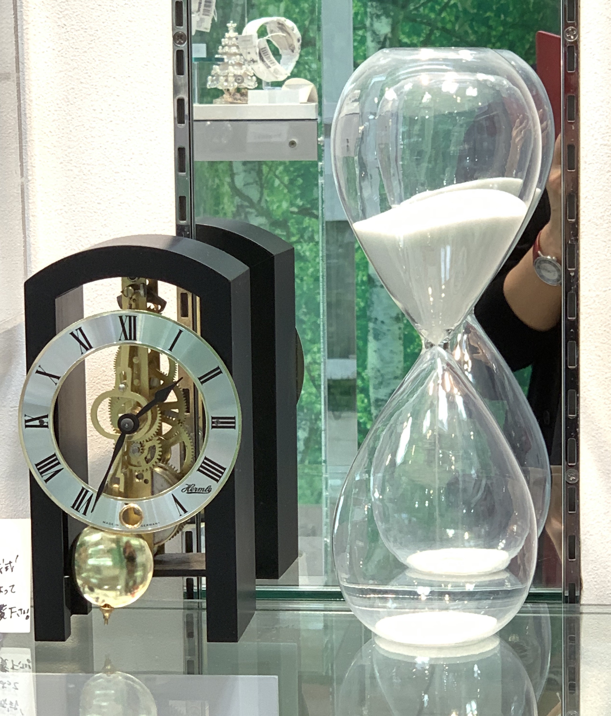 ゼンマイ式置き時計と砂時計