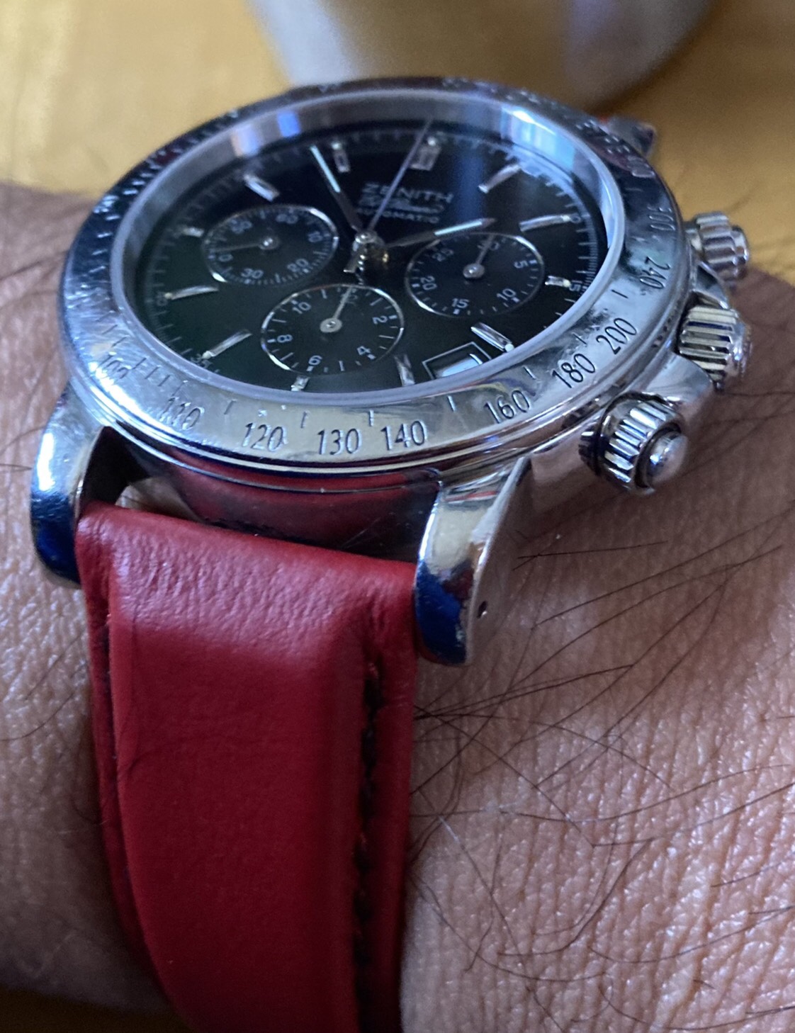 赤革の時計ベルト